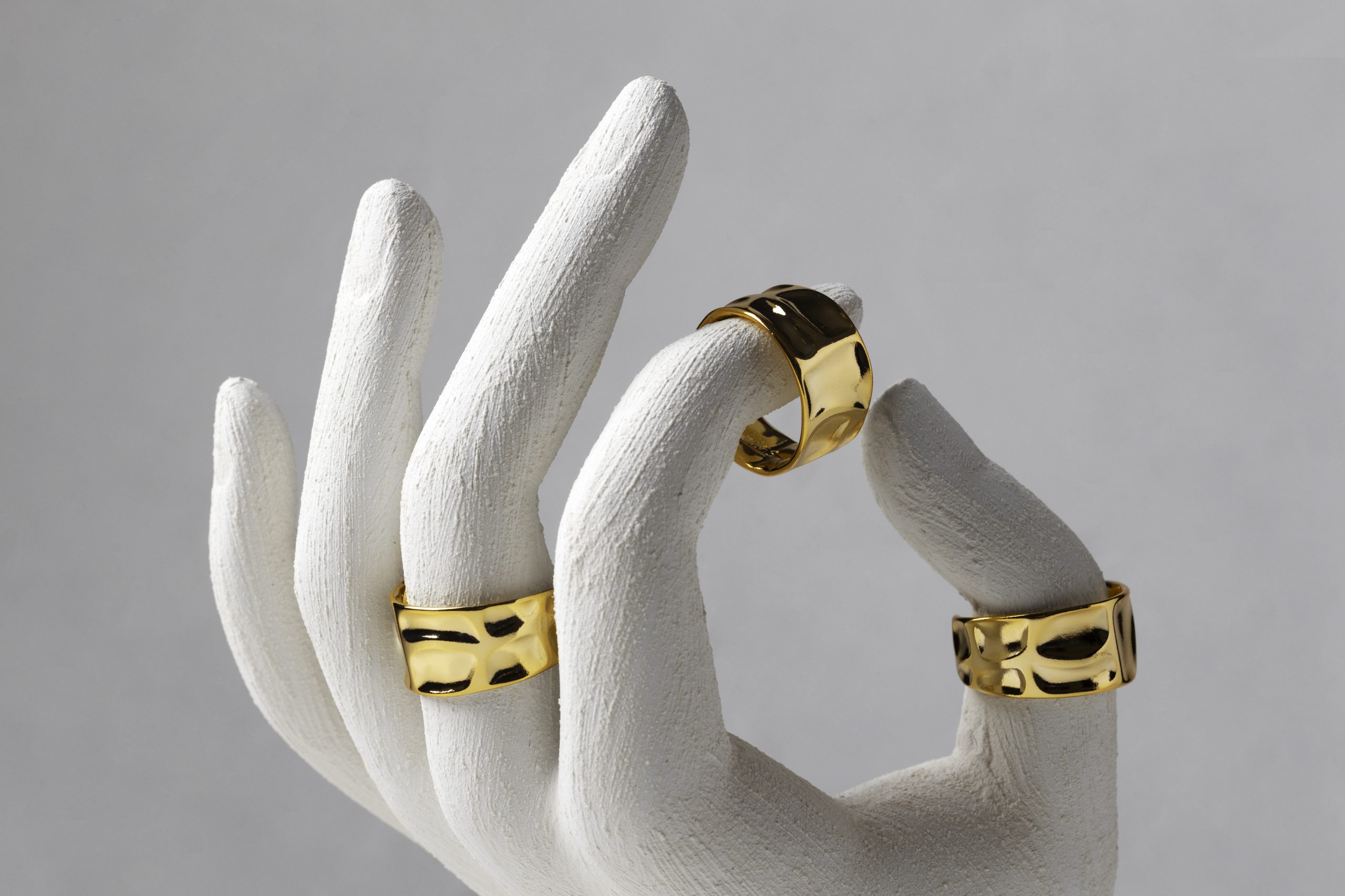 anillo-de-oro-caro-con-pantalla-de-soporte-de-mano-humana